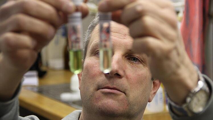 Guido Donner überprüft regelmäßig die Wasserqualität der Kläranlagen in Wildflecken und Oberbach. Nicht nur er weiß, dass die Zeit drängt. Beide Kläranlagen sind deutlich in die Jahre gekommen. Foto:Ulrike Müller