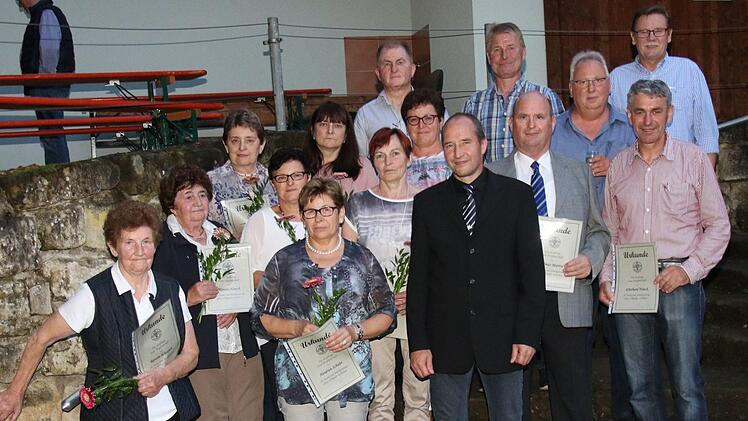 Sie gehören seit 40 Jahren dem TV Neuses an den Eichen und wurden beim Sommerfest ausgezeichnet