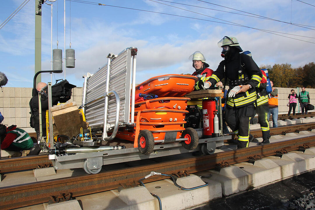 Coburg: Üben für den Ernstfall – Rettungskräfte und Statisten stellen ICE-Katastrophe nach