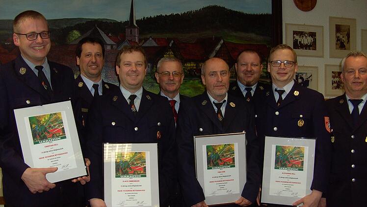 Ehrung für 25 Jahre aktiven staatlichen Feuerwehrdienst bei der Freiwillingen Feuerwehr Wittershausen  (von links):    Christian Sell, KBM Oliver Lukaschewitz, Klaus Zimmermann, Bürgermeister Gotthard Schlereth, Theo Zink, 2. Kommandant Frank Strietzel, Alexander Sell und Kommandant Elmar Sell. Udo Sell