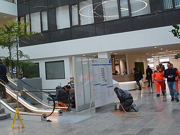 Immer wieder trifft man im neuen Klinikum am Campus auf  Baustellen. Aber sie werden von Tag zu Tag weniger, und anstelle der großen Tafeln sind dann elektronisch abrufbare Informationen vorhanden. Foto: Hanns Friedrich