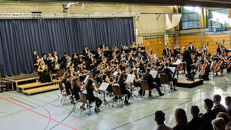 Begeisterten Beifall gab es beim Gastspiel des Jugendsymphonieorchesters Oberfranken in der Frankenhalle Neustadt. Umjubelte Solistin unter der Leitung von Till Fabian Weser war die junge Hornistin Sophia Reuter.Foto: Jochen Berger
