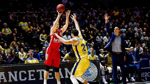 Christian Sengfelder, der hier &uuml;ber den Braunschweiger Aleksandar Marelja hinweg wirft, war mit 22 Punkten bester Bamberger Korbsch&uuml;tze beim Sieg in der Volkswagenhalle. Fotos: Daniel L&ouml;b