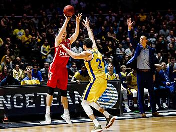 Christian Sengfelder, der hier &uuml;ber den Braunschweiger Aleksandar Marelja hinweg wirft, war mit 22 Punkten bester Bamberger Korbsch&uuml;tze beim Sieg in der Volkswagenhalle. Fotos: Daniel L&ouml;b