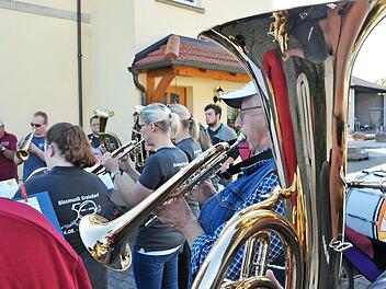 Lustig geht’s am Kirchweihmontag zu, wenn die Blasmusik Kraisdorf durch das Dorf zieht und Ständchen spielt, wie hier vor zwei Jahren.