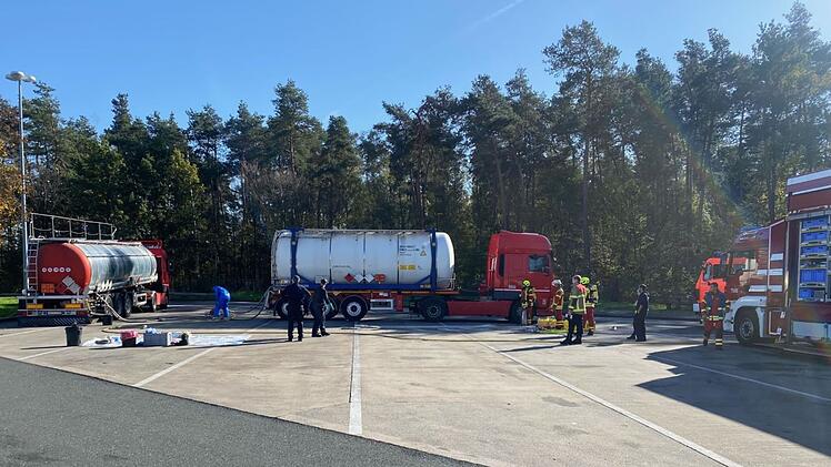A3 im Landkreis Kitzingen: LKW verliert Gefahrstoff - mehrere Einsatzkräfte im Einsatz