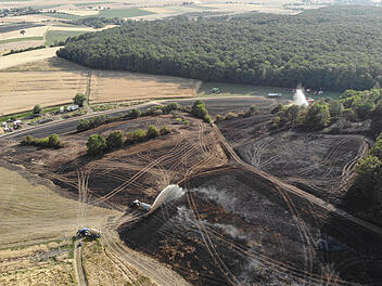 Feldbrand greift auf angrenzenden Wald &uuml;ber: Rund 10 Hektar betroffen