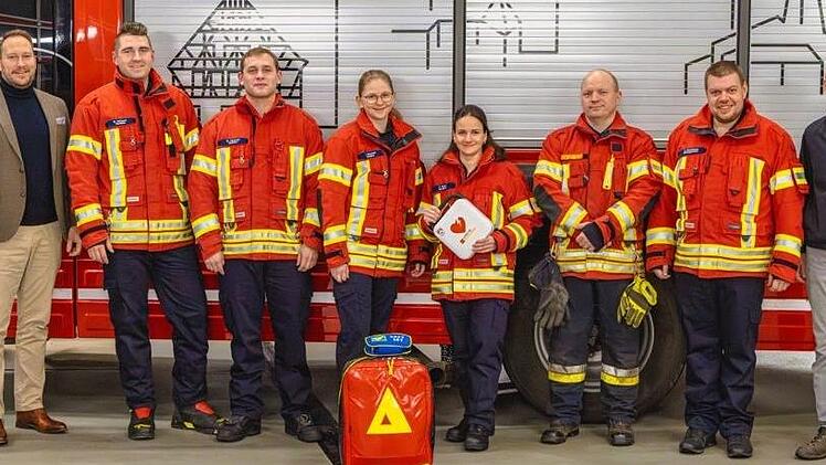 Bei der FFW Heiligenstadt wurden Sanitäter ausgebildet (v. l.): Bürgermeister Stefan Reichold, Markus Hofmann, Matthias Lämmlein, Laura Lämmlein, Petra Stark, Marian Lang, Daniel Brunnhuber und Zweiter Kommandant Christian Ott.
