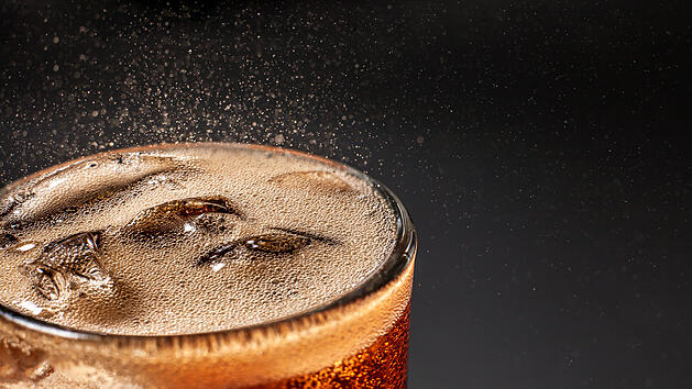 Die Debatte &uuml;ber eine m&ouml;gliche Zuckersteuer auf Softdrinks gewinnt an Bedeutung, da sie im Rahmen der Gesundheitsreform Millionen Euro f&uuml;r die Krankenkassen einbringen k&ouml;nnte.