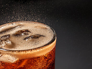 Die Debatte &uuml;ber eine m&ouml;gliche Zuckersteuer auf Softdrinks gewinnt an Bedeutung, da sie im Rahmen der Gesundheitsreform Millionen Euro f&uuml;r die Krankenkassen einbringen k&ouml;nnte.