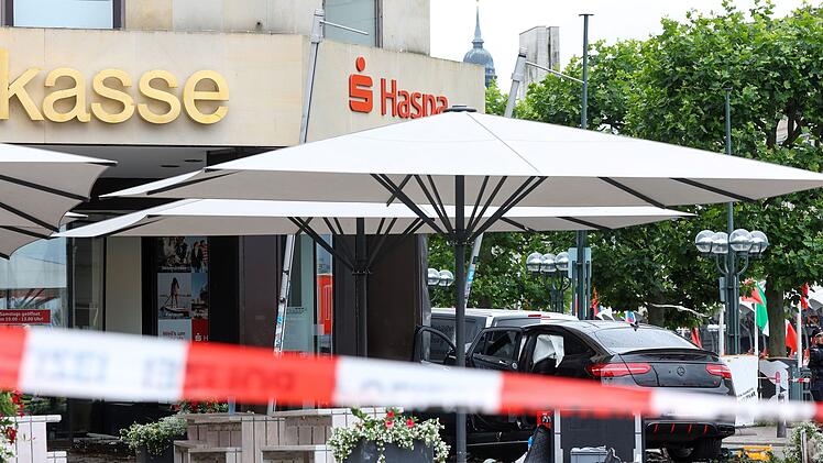 Auto fährt in Hamburg in Sparkasse