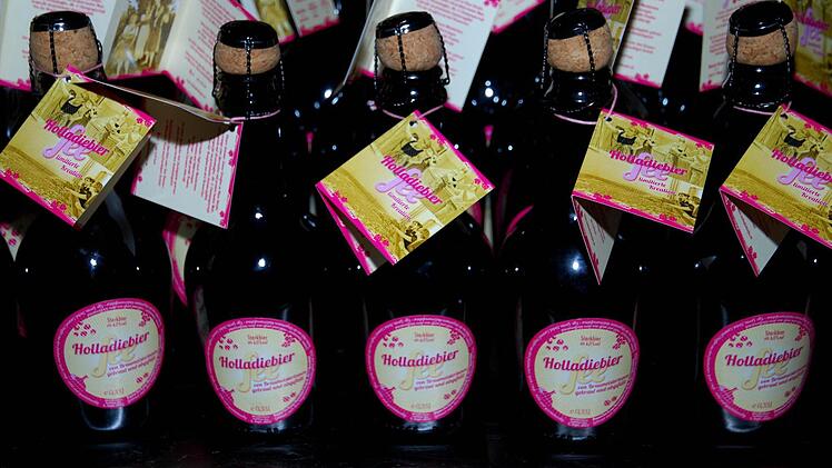 In Champagner-Flaschen wird "HolladieBierfee" angeboten. Foto: Dieter Hübner