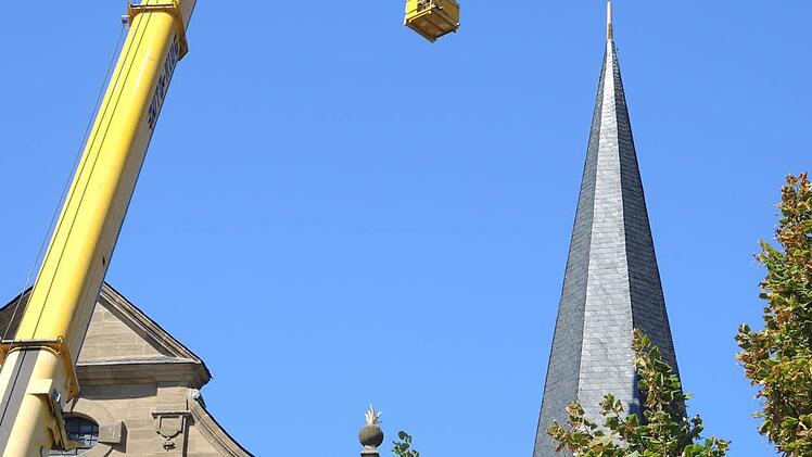 Die Arbeiten am Kirchtturmkreuz sorgten für Aufsehen.
