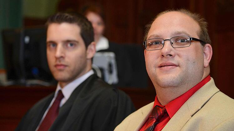 Ulvi Kulac (rechts) sitzt neben seinem Anwalt Michael Euler. Foto: David Ebener/dpa