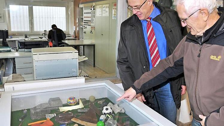 Es ist erstaunlich, was alles in der Kläranlage "landet". Bürgermeister Günther Werner (links) und Stadtrat Reiner Schuster wunderten sich über die außergewöhnlichen Fundstücke. Bei der Sitzung des Bauausschusses besichtigten die Stadträte die Kläranlage. Foto: Ulrike Langer