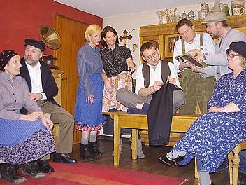 Es wird wieder Theater in Steinberg gespielt. Zu sehen sind bei der Probe von "Hinterm Schlehdorn" (von links) Gertrud Schubert, Günter Schülein, Barbara Lang, Simone Porzig, Dietmar Schneider, Rüdiger Baierlipp, Michael Hammer und Ingrid Przibylla. Es fehlen: Christian Eidloth und Andreas Schmuck. Foto: Heike Schülein