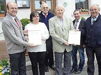SPD-Kreisvorsitzender Ralf Pohl (von links) würdigt Ehrenmitglied Claudia Wicklein, Hans Parnickel (SPD-OV), Ehrenmitglied Werner Fehn, Bürgermeister Norbert Gräbner (Marktrodach), Reiner Ebert (25 Jahre Gemeinderat in Stockheim).  Foto: Karl-Heinz Hofmann