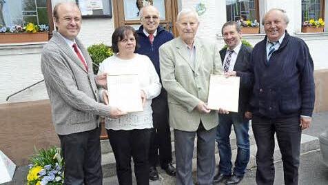 SPD-Kreisvorsitzender Ralf Pohl (von links) würdigt Ehrenmitglied Claudia Wicklein, Hans Parnickel (SPD-OV), Ehrenmitglied Werner Fehn, Bürgermeister Norbert Gräbner (Marktrodach), Reiner Ebert (25 Jahre Gemeinderat in Stockheim).  Foto: Karl-Heinz Hofmann