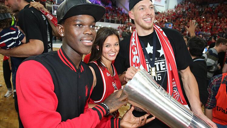 Ein Moment der Glückseligkeit: Die Brose Baskets sind nach einem Jahr des Umbruchs an der Spitze zurück und feiern die siebte Meisterschaft. Fotos: sportpress