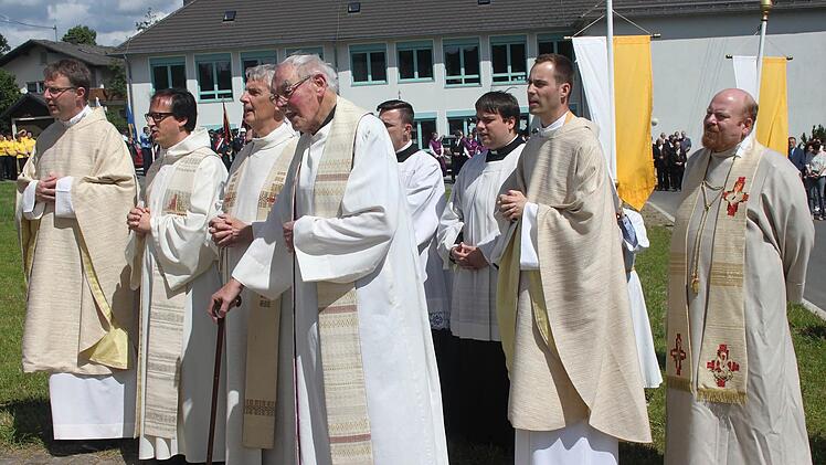 Pfarrer vor dem Elternhaus Sebastian Schiller. Foto: Veronika Schadeck