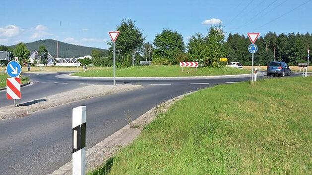 Bis hier hin und nicht weiter. Ab dem 22. August ist die B&nbsp;4 zwischen dem Siemens Kreisel (Foto) und dem Heubischer Kreisel wegen eines Vollausbaus total gesperrt. Es wird gro&szlig;r&auml;umig umgeleitet. Foto: Rainer Lutz