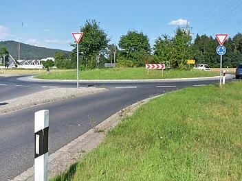 Bis hier hin und nicht weiter. Ab dem 22. August ist die B 4 zwischen dem Siemens Kreisel (Foto) und dem Heubischer Kreisel wegen eines Vollausbaus total gesperrt. Es wird großräumig umgeleitet. Foto: Rainer Lutz