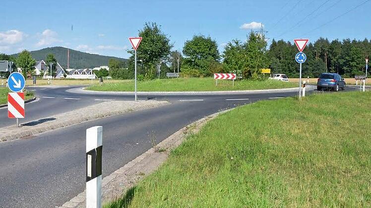 Bis hier hin und nicht weiter. Ab dem 22. August ist die B 4 zwischen dem Siemens Kreisel (Foto) und dem Heubischer Kreisel wegen eines Vollausbaus total gesperrt. Es wird großräumig umgeleitet. Foto: Rainer Lutz
