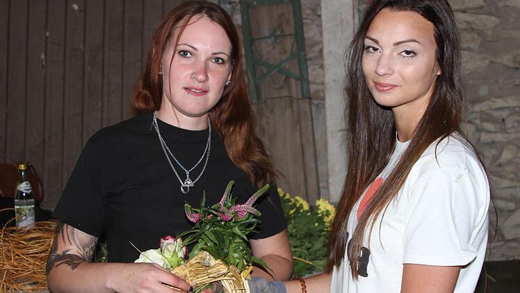 Stephanie Heil, genannt Trixy (links) und Veronika Schäder waren für den Blumenschmuck verantwortlich. Foto: Günther Geiling