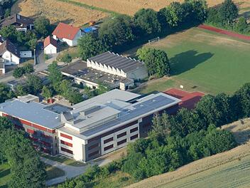 Auf der Freifläche hinter der Schule sollen eine Zweifachsporthalle und ein zusätzliches Schulgebäude entstehen.Foto: Ronald Rinklef/Archiv