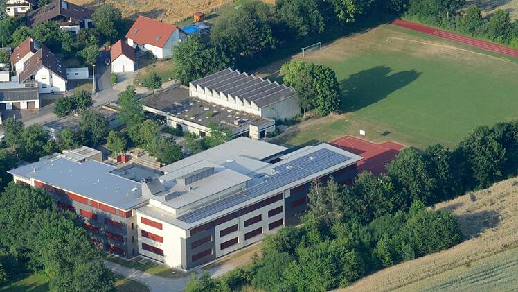 Auf der Freifläche hinter der Schule sollen eine Zweifachsporthalle und ein zusätzliches Schulgebäude entstehen.Foto: Ronald Rinklef/Archiv