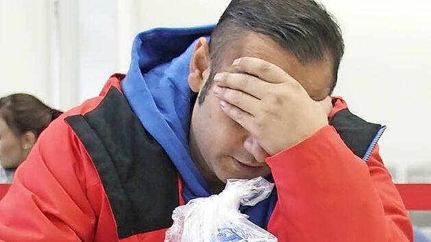 Lavdim N. h&auml;lt sich vor dem Landgericht Bamberg eine Hand vors Gesicht.  Foto: Peter Groscurth