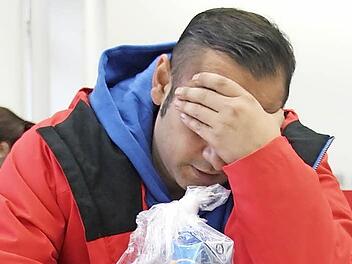 Lavdim N. hält sich vor dem Landgericht Bamberg eine Hand vors Gesicht.  Foto: Peter Groscurth