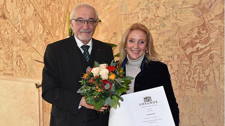 Schulrätin Claudia Schmidt erhielt von Regierungspräsident Paul Beinhofer die Urkunde zur Ernennung zur Schulamtsdirektorin .Ulrike Langer