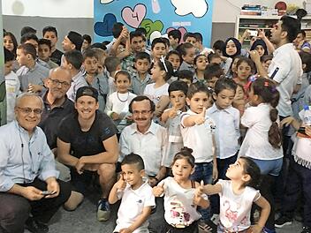 Pater Abdo Raad, Andreas und Tobias Höllein sowie Pfarrer Walter Ries (vorne von links) inmitten von Schülern in Naameh  Foto: privat