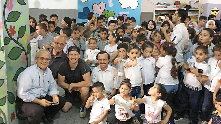 Pater Abdo Raad, Andreas und Tobias Höllein sowie Pfarrer Walter Ries (vorne von links) inmitten von Schülern in Naameh  Foto: privat