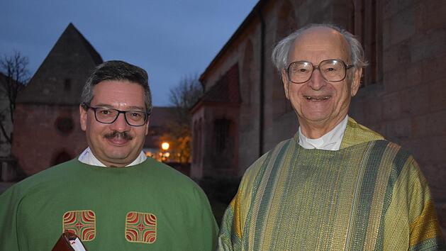 Pfarrer  Joachim Cibura mit dem Jubilar Veit Dennert vor der St.-Michael-Kirche und Katharinenkapelle Foto: Petra Malbrich