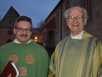 Pfarrer  Joachim Cibura mit dem Jubilar Veit Dennert vor der St.-Michael-Kirche und Katharinenkapelle Foto: Petra Malbrich