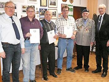 Ehrung langjähriger Mitglieder bei der Soldatenkameradschaft Reundorf: Von links im Bild sind Zweiter Vorsitzender Wolfgang Hetz, Marcus Woock, Josef Fischer, Peter Sommer, Kreisvorsitzender Udo Rudel und Vorsitzender Helmut Schlöhlein. Foto: Alfred Thieret