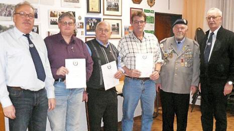 Ehrung langjähriger Mitglieder bei der Soldatenkameradschaft Reundorf: Von links im Bild sind Zweiter Vorsitzender Wolfgang Hetz, Marcus Woock, Josef Fischer, Peter Sommer, Kreisvorsitzender Udo Rudel und Vorsitzender Helmut Schlöhlein. Foto: Alfred Thieret
