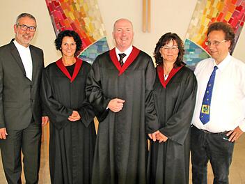 Nach dem Festgottesdienst in er evangelischen Auferstehungskirche  (v.l.n.r.): Dekan Dr. Matthias Büttner, die Prädikanten Susanne Michel,  Paul Dünisch und Daniela Dünisch-Elzer sowie Pfarrer Martin Hild. Foto:  Dieter Britz