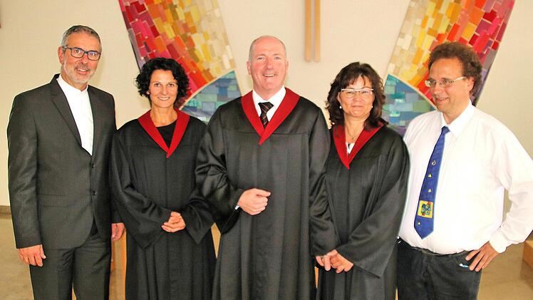 Nach dem Festgottesdienst in er evangelischen Auferstehungskirche  (v.l.n.r.): Dekan Dr. Matthias Büttner, die Prädikanten Susanne Michel,  Paul Dünisch und Daniela Dünisch-Elzer sowie Pfarrer Martin Hild. Foto:  Dieter Britz