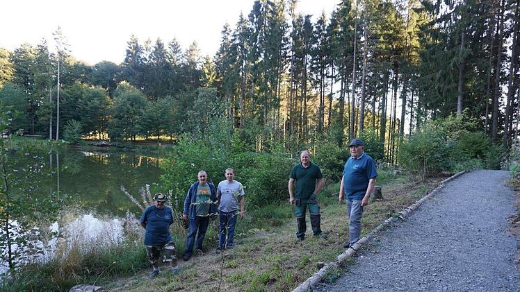 Wegearbeiten am Rothsee haben es möglich gemacht, dass ein Teil des  Rundwegs nun auch von Rollstuhlfahrern, Nutzern von Rollatoren und  Eltern mit Kinderwagen genutzt werden können. Das Bild zeigt von links:  Franz Wuttke, Bernd Müller, Klaus Müller, Leander Köhler und Rigobert Weyer. Foto: Marion Eckert