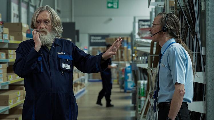 Michael (Pearce Quigley) zeigt seinem Chef Gordon (Mackenzie Crook) regelm&auml;&szlig;ig, wie gern er sich von ihm etwas sagen l&auml;sst.