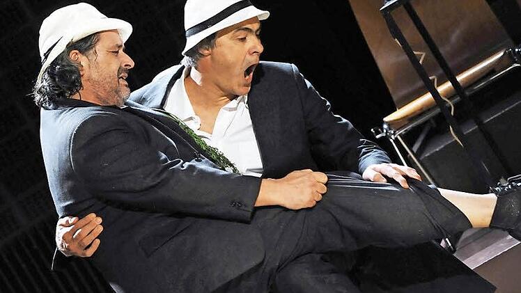 Begeisternde Darsteller: Stephan Mertl als Estragon (links) und Helmut Jakobi als Wladimir in Becketts "Warten auf Godot". Foto: Andrea Kremper