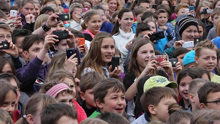 Beim ersten Song "Liebe" wurden hunderte von Foto-Handys gezückt.