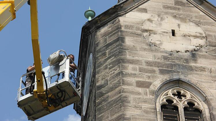 Der Korb auf über 30 Metern Höhe an der Südseite des Glockenturms der Christuskirche