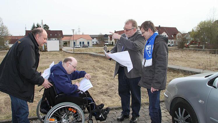 Geschäftsführer Karl-Heinz Kuch (Zweiter von rechts) und Bernd Münch, Fachbereichsleiter für Behindertenhilfe (links), erläutern Gernot Walther (rechts) und Thomas Erhardt die Pläne. Foto: Stephan Tiroch