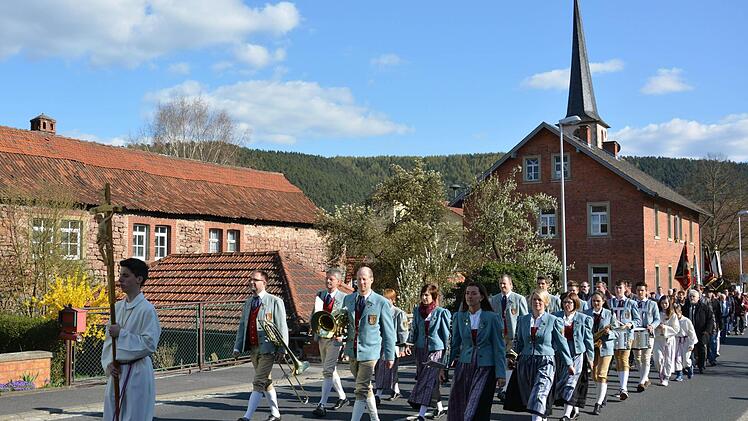 70 Jahre nach Kriegsende in Steinach: Die Teilnehmer der Gedenkveranstaltung zogen vom Friedhof zur Kirche. Foto: Björn Hein