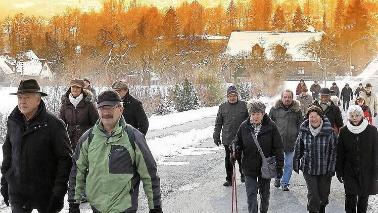 Zu den erweiterten Offerten des Stadtsteinacher Fremdenverkehrsvereins geh&ouml;ren auch Wanderungen. Sepp Madl (vorne, rechts) engagiert sich stark in diesem Bereich und bietet nicht nur zur Sommerzeit gef&uuml;hrte Touren an. Foto: privat