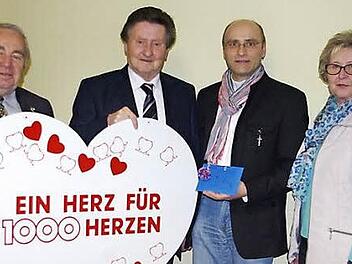 Heinz Hausmann, Gerhard Burkert-Mazur, Pfarrer Joachim Lindner sowie Herta Burkert-Mazur (von links) freuen sich über eine weitere Bommel-Spende von 973 Euro für "1000 Herzen für Kronach". Foto: Hofmann